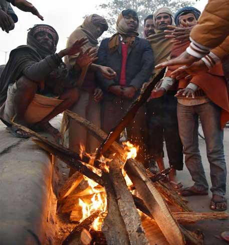 उत्तर भारत में पारा 5 के नीचे, देखें कंपा देने वाली ये तस्वीरें