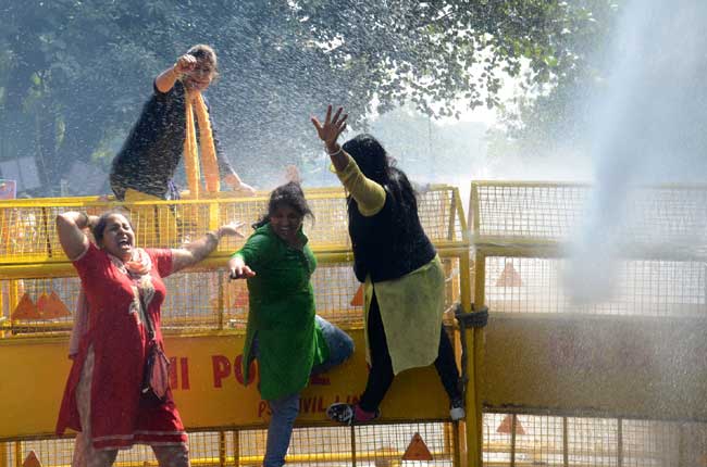 दिल्ली में सीएम आवास के सामने भाजपा महिला मोर्चा का प्रदर्शन, देखें तस्वीरें