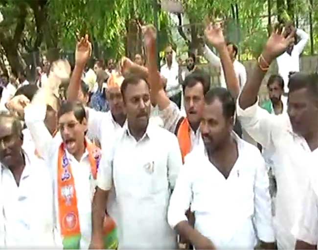 //www.jagranimages.com/images/bjp_workers_pic_2018_5_17_143533_s.jpg