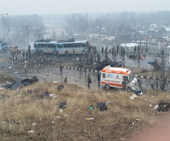 Pulwama Terror Attack: पुलवामा आतंकी हमले में 40 जवान शहीद, जैश-ए-मोहम्मद ने ली जिम्मेदारी