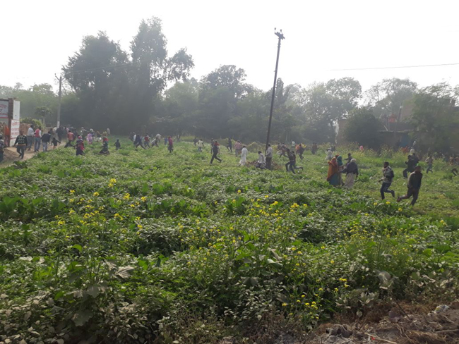 सीएम नीतीश की कारकेड पर ग्रामीणों ने किया हमला, मची भगदड़, देखें तस्वीरें...