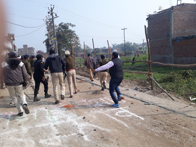 सीएम नीतीश की कारकेड पर ग्रामीणों ने किया हमला, मची भगदड़, देखें तस्वीरें...