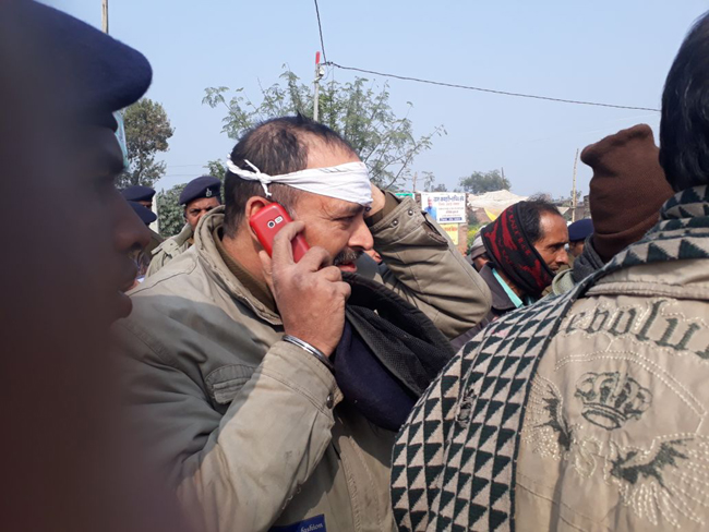 सीएम नीतीश की कारकेड पर ग्रामीणों ने किया हमला, मची भगदड़, देखें तस्वीरें...