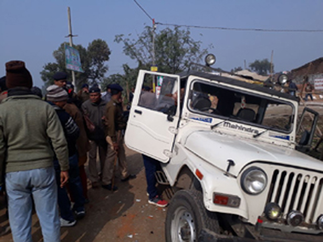 सीएम नीतीश की कारकेड पर ग्रामीणों ने किया हमला, मची भगदड़, देखें तस्वीरें...