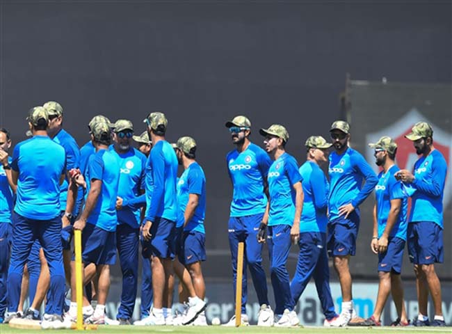 India vs Australia: सेना के सम्मान में camouflaged cap पहनकर उतरी टीम इंडिया, देखें तस्वीरें