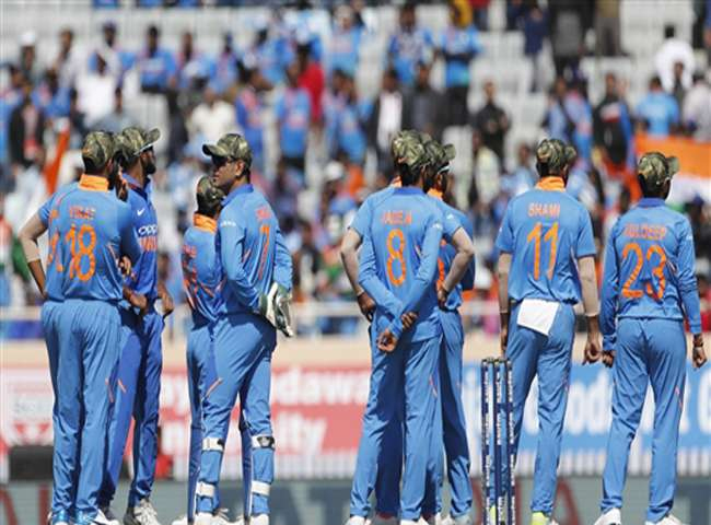 India vs Australia: सेना के सम्मान में camouflaged cap पहनकर उतरी टीम इंडिया, देखें तस्वीरें
