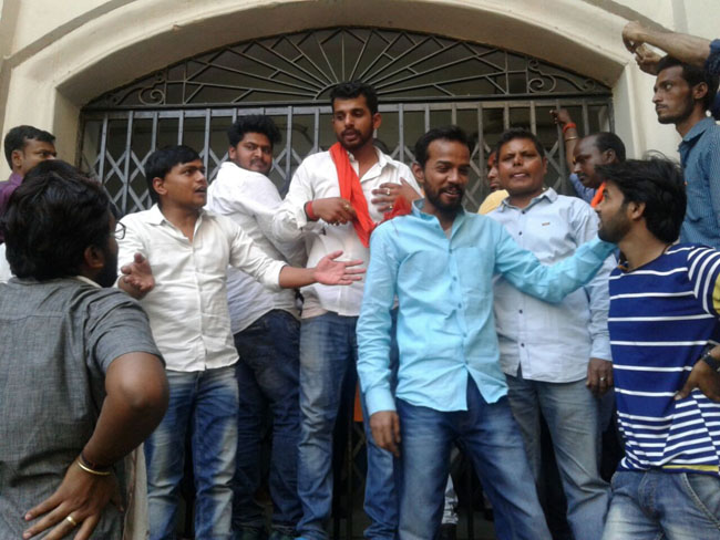 PU छात्रसंघ के अध्यक्ष और उपाध्यक्ष का निर्वाचन हुआ रद, छात्रों ने मचाया हंगामा, देखें तस्वीरें...