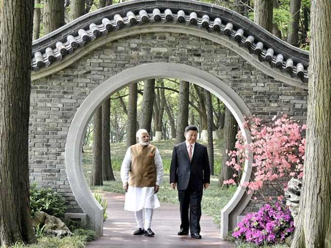 Photos: पीएम मोदी का वुहान दौरा, शी चिनफिंग संग दिखे अलग अंदाज में