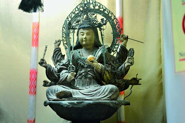भारत ही नहीं इस देश में भी होती है विद्या की देवी की पूजा, देखें सबसे उंची मंदिर की तस्वीरें