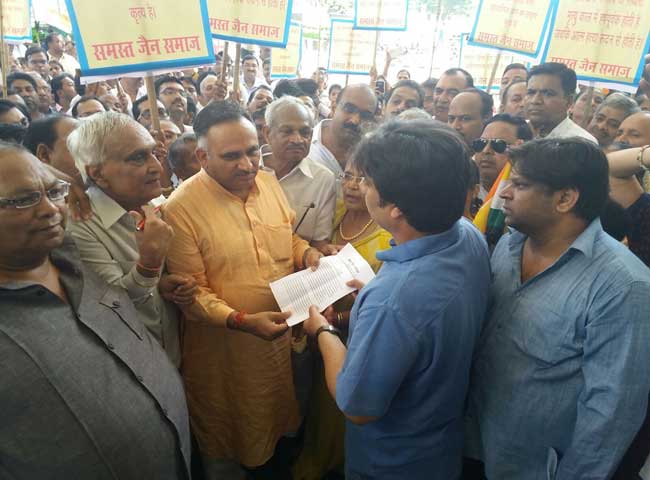 संथारा प्रथा पर बैन के खिलाफ प्रदर्शन, देखें तस्वीरें