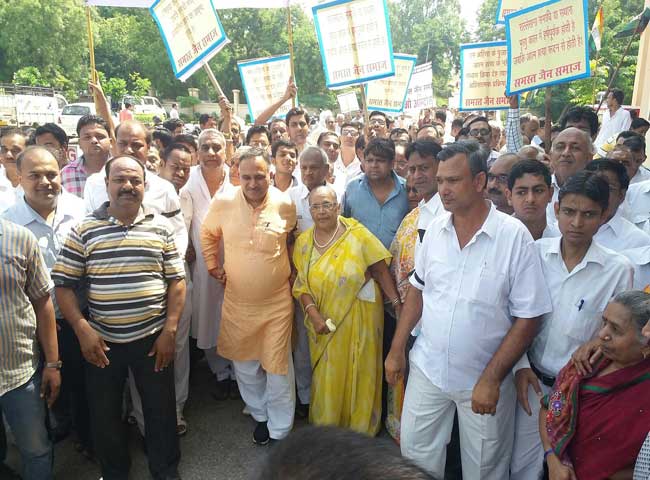 संथारा प्रथा पर बैन के खिलाफ प्रदर्शन, देखें तस्वीरें