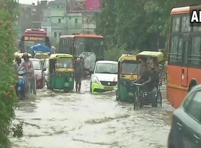 देखें तस्वीरें, कैसे जरा सी बारिश में पानी-पानी हो जाती है अपनी दिल्ली
