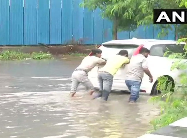 देखें तस्वीरें, कैसे जरा सी बारिश में पानी-पानी हो जाती है अपनी दिल्ली