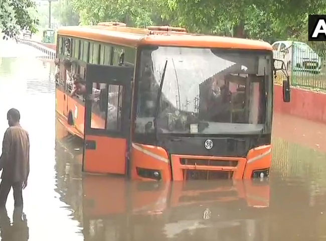 देखें तस्वीरें, कैसे जरा सी बारिश में पानी-पानी हो जाती है अपनी दिल्ली
