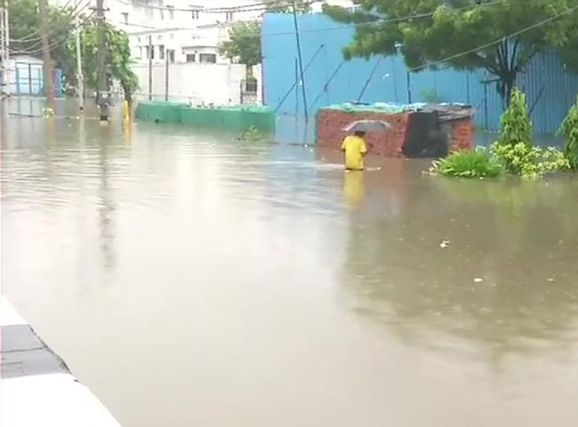 देखें तस्वीरें, कैसे जरा सी बारिश में पानी-पानी हो जाती है अपनी दिल्ली