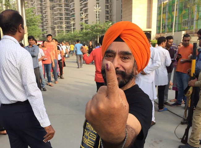 लोकसभा चुनाव 2019: वोटिंग के बाद किसी ने सेल्फी ली तो किसी ने खिंचवाई फोटो