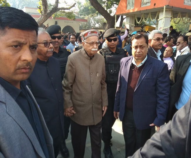 //www.jagranimages.com/images/george-fernades-funeral4_2019_1_31_165150_s.jpg