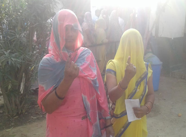 लोकसभा चुनाव 2019: वोटिंग के बाद किसी ने सेल्फी ली तो किसी ने खिंचवाई फोटो
