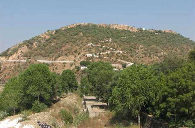 घट रही गोवर्धन पर्वत की ऊंचाई, वजह है बेहद रोचक, देखें तस्वीरें
