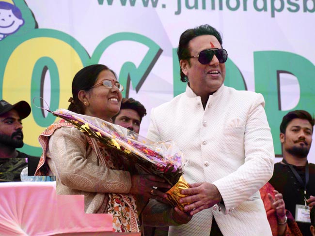पटना पहुंचे गोविंदा ने भोजपुरी में की लोगों से बात, खूब सुनाए डायलॉग व गाने, देखें तस्वीरें...