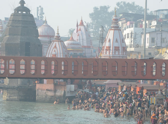 मौनी अमावस्या पर उमड़ा आस्था का सैलाब, सर्दी में भी डुबकी लगाते रहे भक्त; देखें तस्वीरें