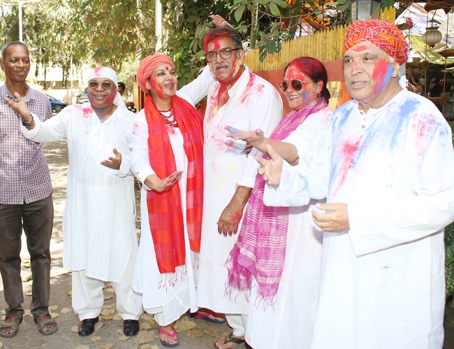कुछ ऐसी रही काजोल समेत इन स्टार्स की होली, देखें तस्वीरें
