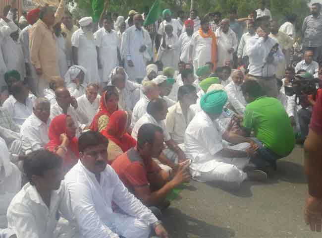 देखें तस्वीरें: एसवाइएल के मुद्दे पर सड़कों पर इनेलो, यात्री परेशान