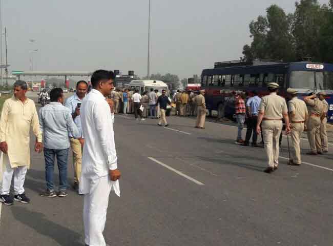 देखें तस्वीरें: एसवाइएल के मुद्दे पर सड़कों पर इनेलो, यात्री परेशान