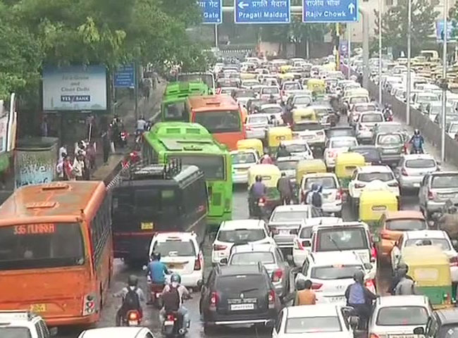 देखें तस्वीरें, कैसे जरा सी बारिश में पानी-पानी हो जाती है अपनी दिल्ली