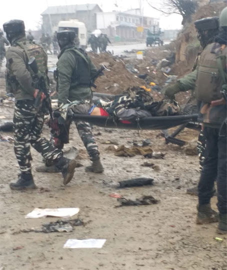 Pulwama Terror Attack: पुलवामा आतंकी हमले में 40 जवान शहीद, जैश-ए-मोहम्मद ने ली जिम्मेदारी
