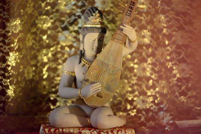 भारत ही नहीं इस देश में भी होती है विद्या की देवी की पूजा, देखें सबसे उंची मंदिर की तस्वीरें