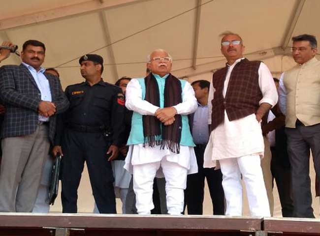 देखें तस्वीरें: अमित शाह की रैली के लिए जींद तैयार, मनोहर ने बाइक पर लिया प्रबंधों का जायजा