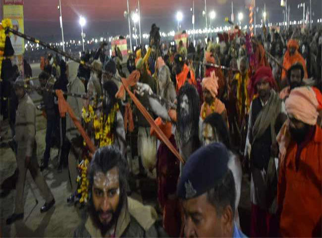 मौनी अमावस्या पर संगम में पुण्य की डुबकी लगाने उमड़ा जन सैलाब , देखें तस्वीर