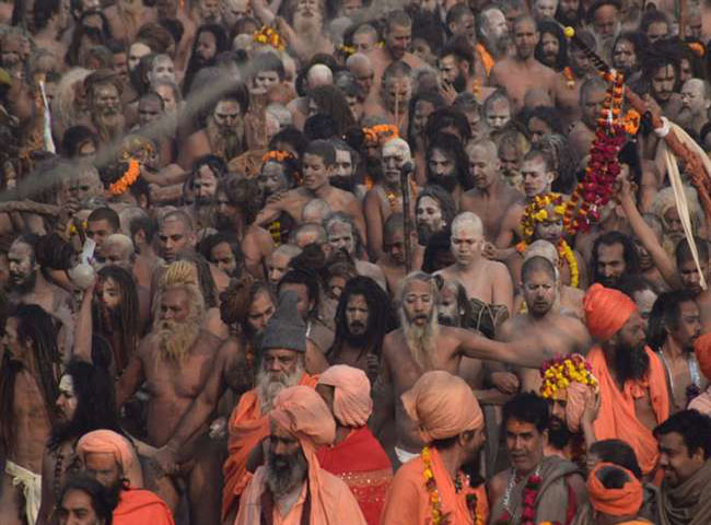 मौनी अमावस्या पर संगम में पुण्य की डुबकी लगाने उमड़ा जन सैलाब , देखें तस्वीर