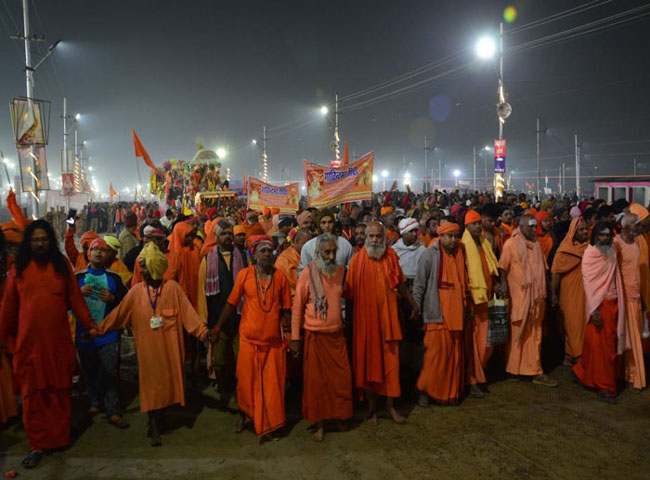 मौनी अमावस्या पर संगम में पुण्य की डुबकी लगाने उमड़ा जन सैलाब , देखें तस्वीर