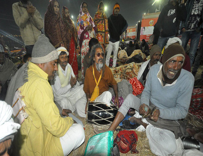 मौनी अमावस्या पर संगम में पुण्य की डुबकी लगाने उमड़ा जन सैलाब , देखें तस्वीर