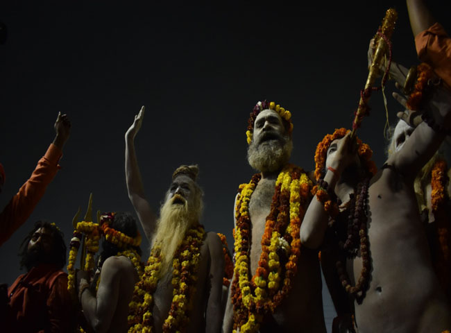 मौनी अमावस्या पर संगम में पुण्य की डुबकी लगाने उमड़ा जन सैलाब , देखें तस्वीर