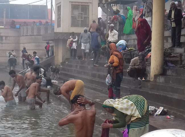 मौनी अमावस्या पर संगम में पुण्य की डुबकी लगाने उमड़ा जन सैलाब , देखें तस्वीर