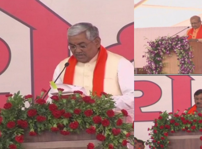 Pics: विजय रुपाणी ने ली सीएम पद की शपथ, पीएम मोदी समेत कई राज्यों के CM पहुंचे