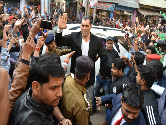 पटना पहुंचे महाबली खली ने कहा-फिल्मों से बढ़ी रेसलिंग की लोकप्रियता, देखें तस्वीरें...