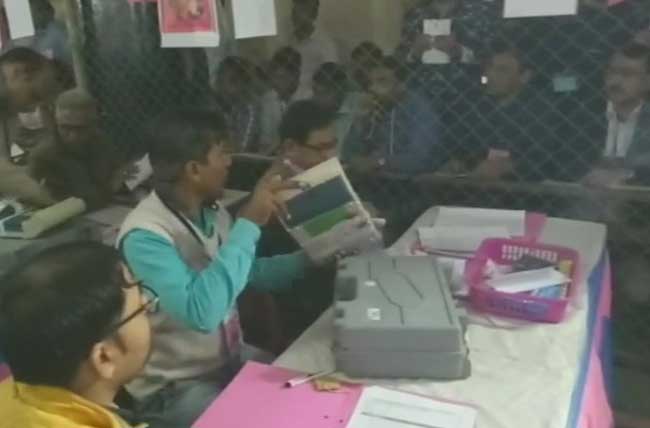 कड़ी सुरक्षा के बीच गुजरात विधानसभा चुनाव की मतगणना, देखें तस्वीरें