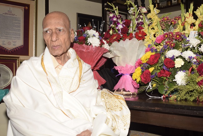 //www.jagranimages.com/images/khyyambdaygg_2019_2_19_15499_s.jpg