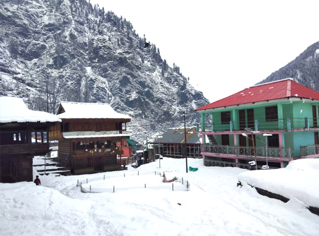 ताजा बर्फबारी से और भी आकर्षक हुईं हिमाचल प्रदेश और उत्तराखंड की वादियां