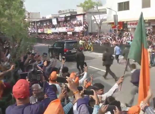 गुजरात चुनाव: पीएम मोदी ने लाइन में लगकर डाला वोट