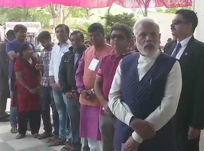 गुजरात चुनाव: पीएम मोदी ने लाइन में लगकर डाला वोट