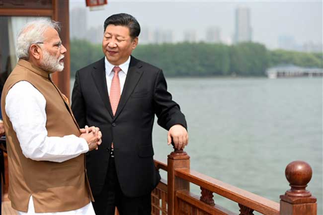 Photos: पीएम मोदी का वुहान दौरा, शी चिनफिंग संग दिखे अलग अंदाज में