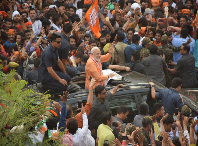 गंगा किनारे कुछ ऐसे चली मोदी सुनामी, अद्भुत था नजारा; आप भी देखें