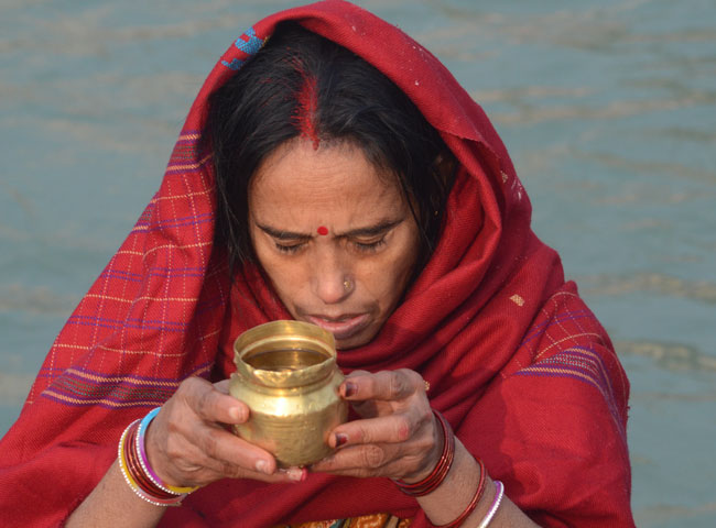 मौनी अमावस्या पर उमड़ा आस्था का सैलाब, सर्दी में भी डुबकी लगाते रहे भक्त; देखें तस्वीरें