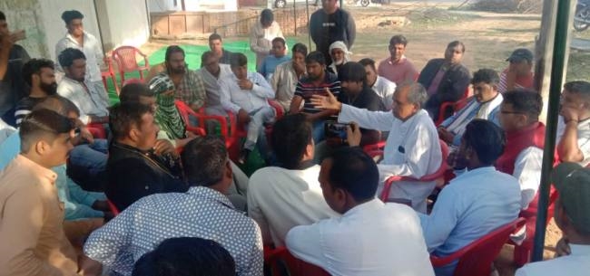 मकान तोड़ने के चेतावनी के बाद वाल्मीकि समाज के लोगों पंचायत कर मांगा न्याय
