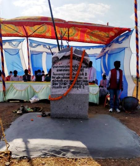 रांची में पुलिस के सामने पत्थलगड़ी, ग्रामीण बोले संविधान के खिलाफ नहीं जमीन बचाने के लिए की